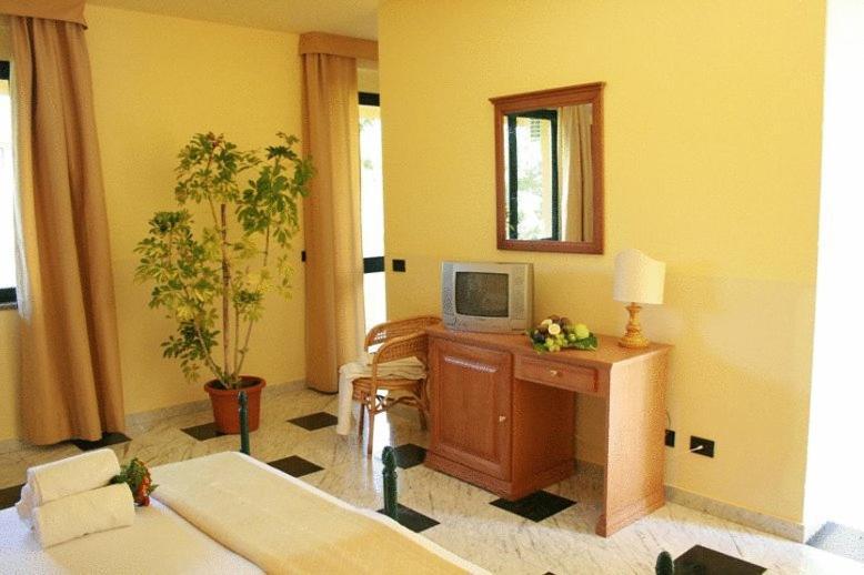 Marina Del Marchese Beach Resort Botricello Exterior foto